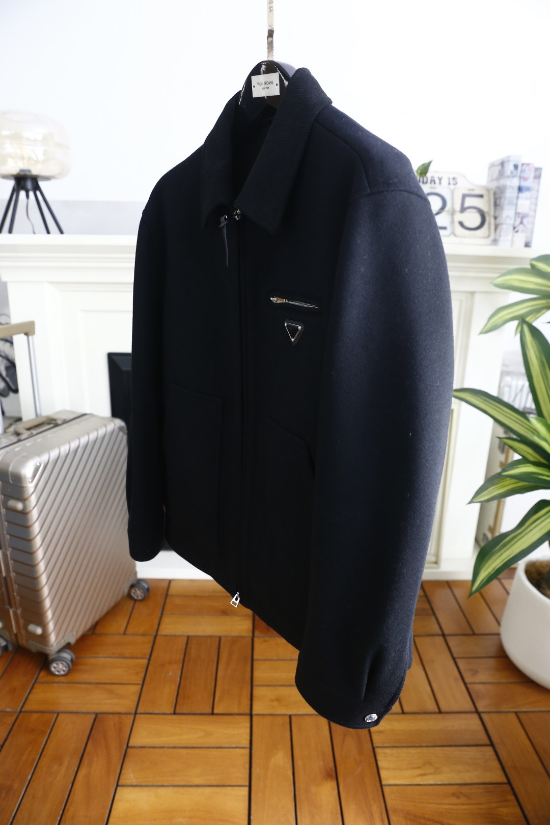 🔥普拉*/Pr*da.25秋冬新款🆕时尚男士翻领拉链夹克，面料为莱赛尔、腈纶、羊驼毛与聚酯纤维混纺材质，