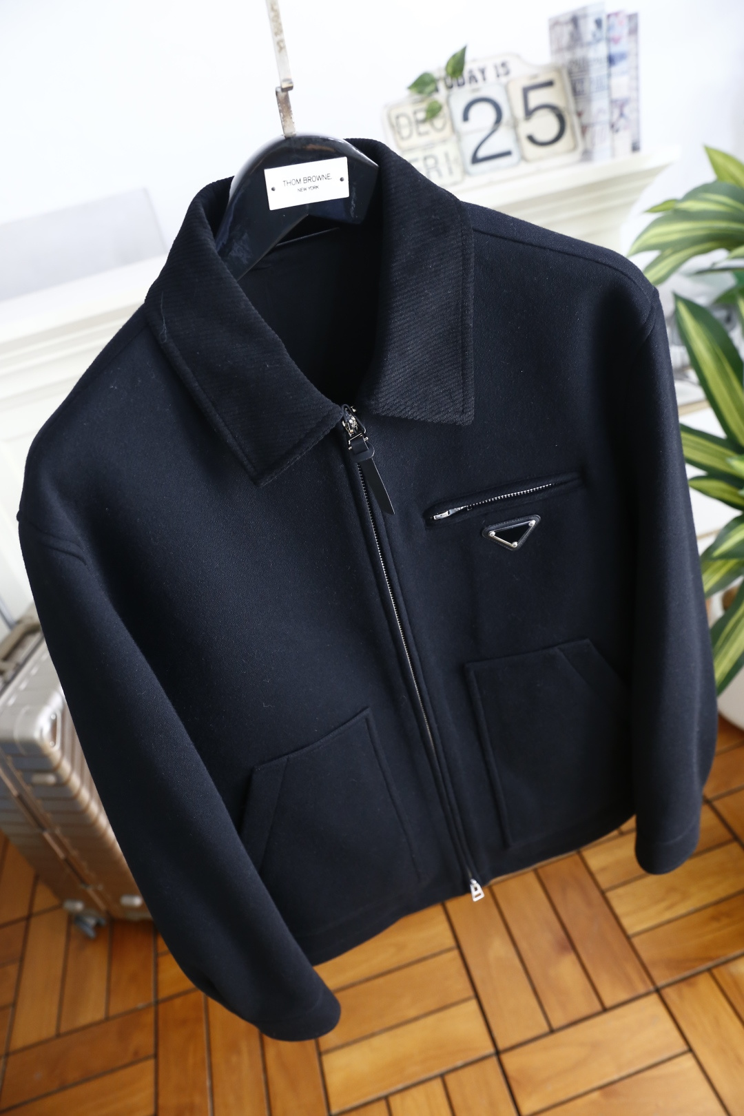 🔥普拉*/Pr*da.25秋冬新款🆕时尚男士翻领拉链夹克，面料为莱赛尔、腈纶、羊驼毛与聚酯纤维混纺材质，