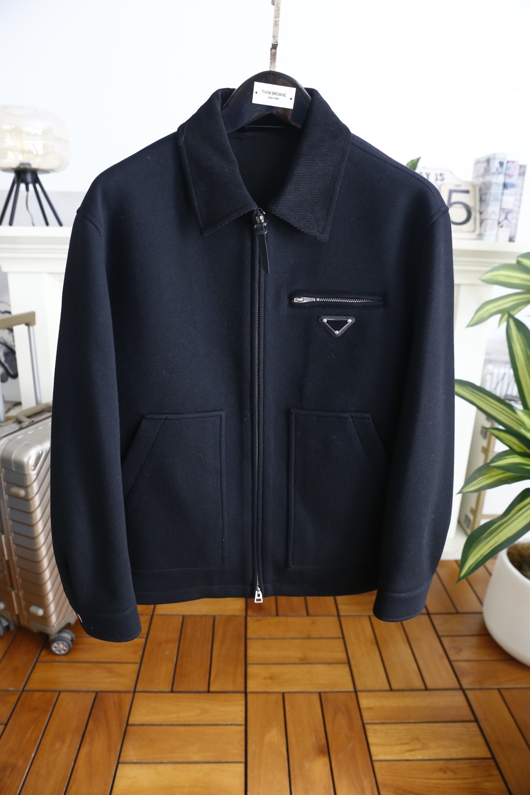🔥普拉*/Pr*da.25秋冬新款🆕时尚男士翻领拉链夹克，面料为莱赛尔、腈纶、羊驼毛与聚酯纤维混纺材质，