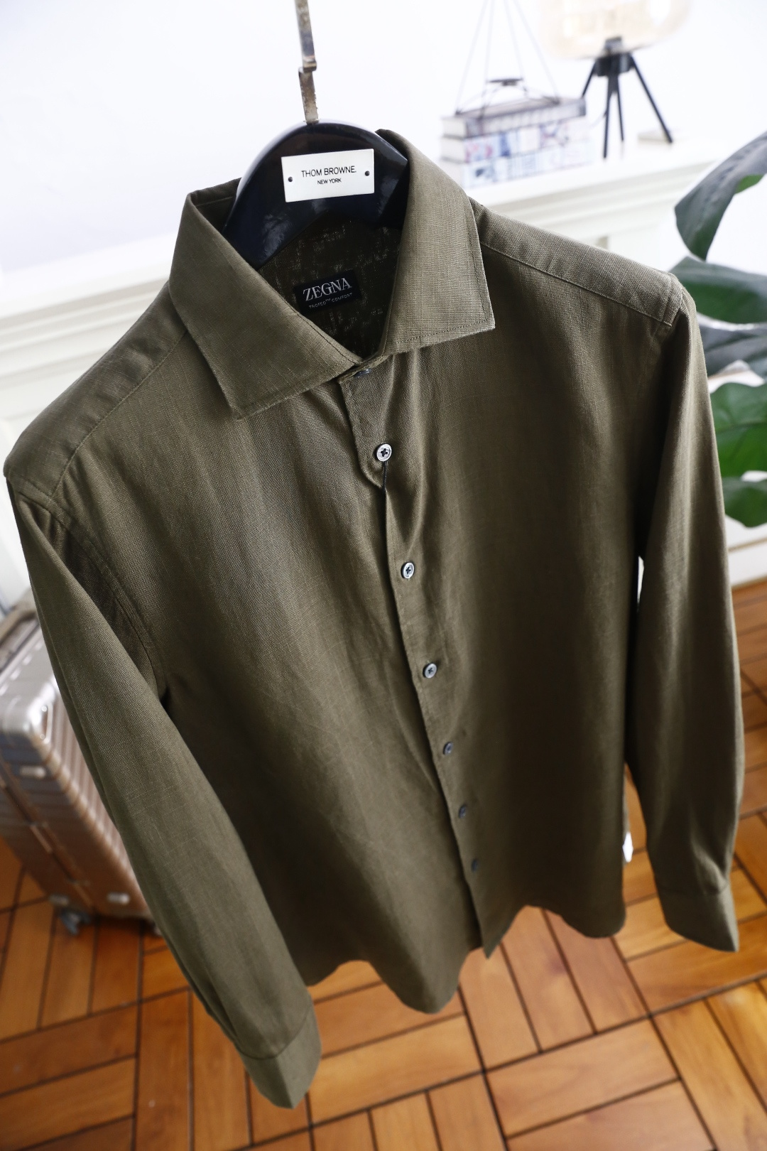 🔥杰尼亚/Ze*na.25秋冬新品！时尚男士百搭长袖衬衫👔为标准尖领设计，门襟采用单排纽扣开合方式，纽扣