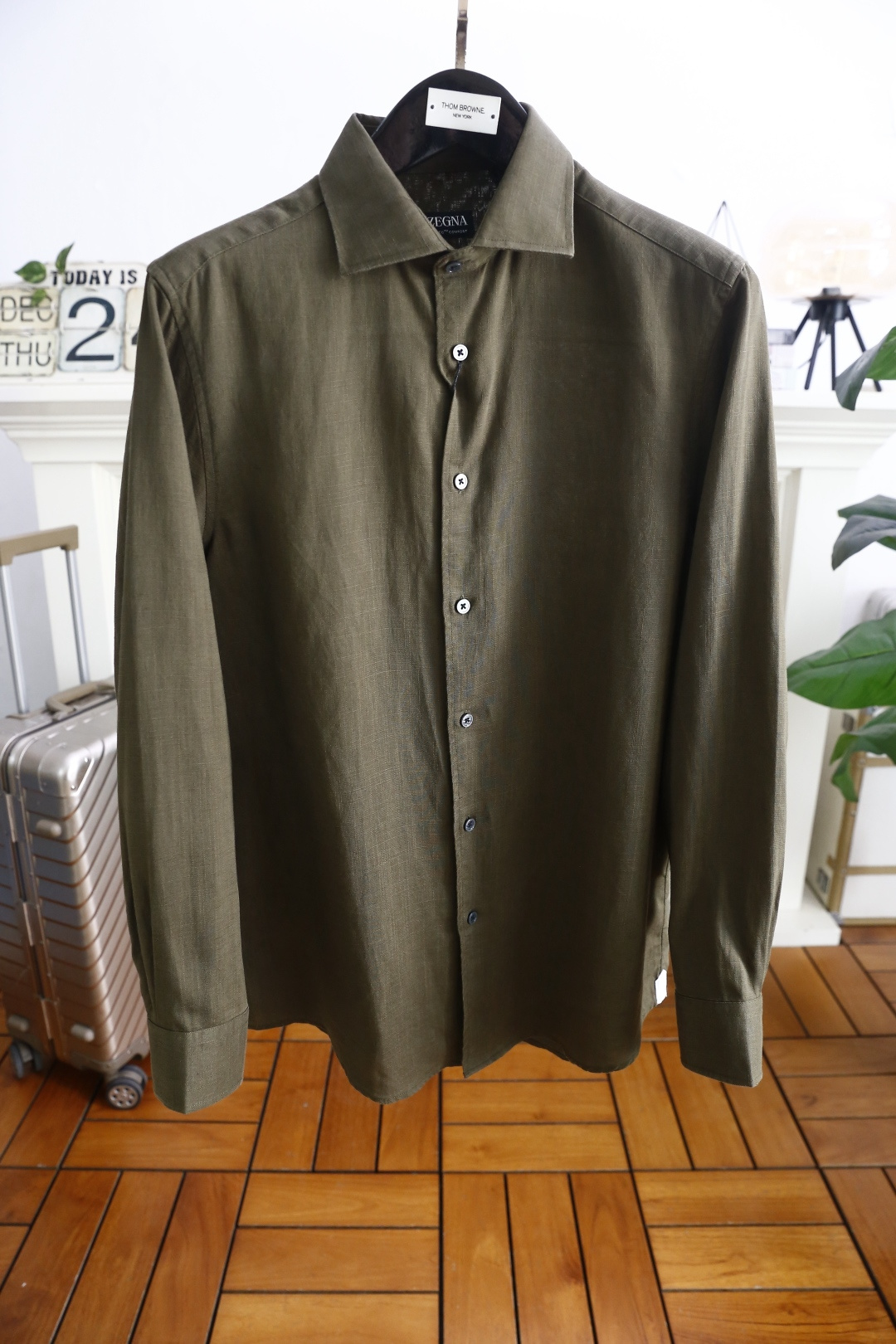 🔥杰尼亚/Ze*na.25秋冬新品！时尚男士百搭长袖衬衫👔为标准尖领设计，门襟采用单排纽扣开合方式，纽扣