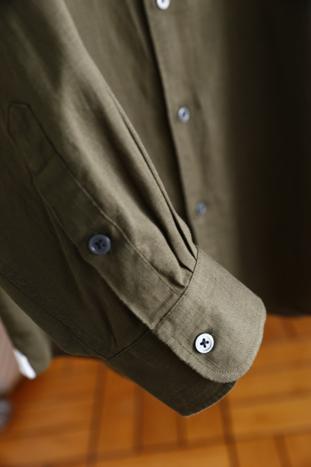 🔥杰尼亚/Ze*na.25秋冬新品！时尚男士百搭长袖衬衫👔为标准尖领设计，门襟采用单排纽扣开合方式，纽扣