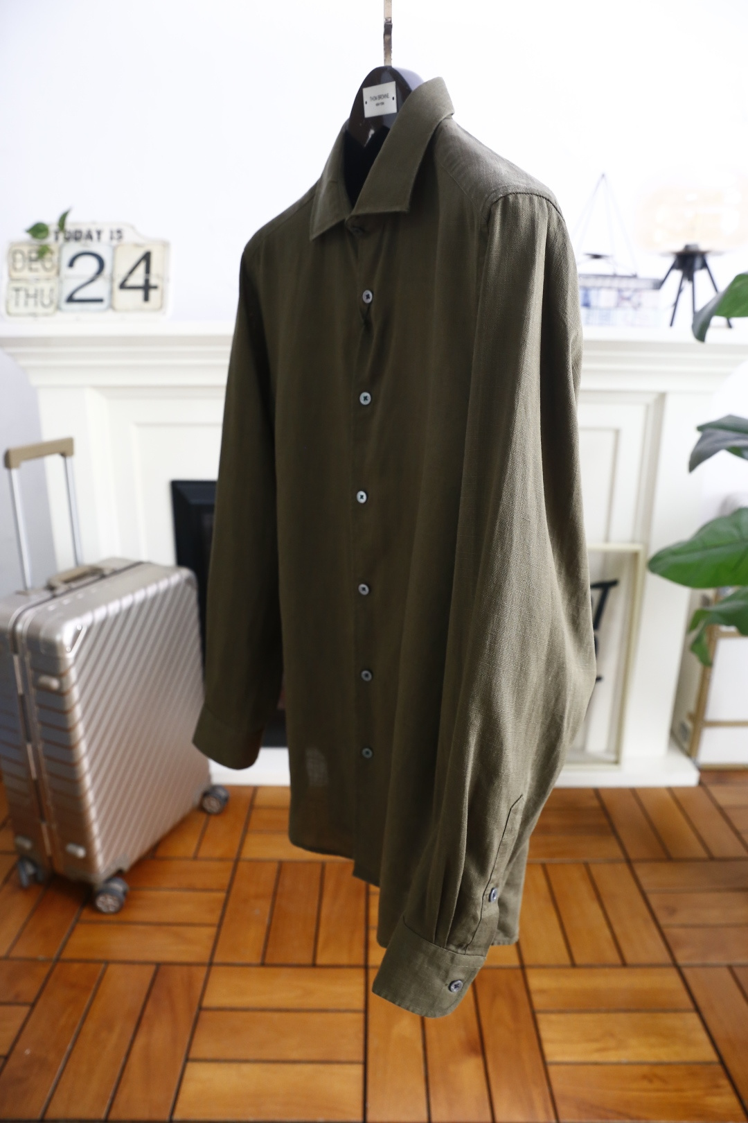 🔥杰尼亚/Ze*na.25秋冬新品！时尚男士百搭长袖衬衫👔为标准尖领设计，门襟采用单排纽扣开合方式，纽扣