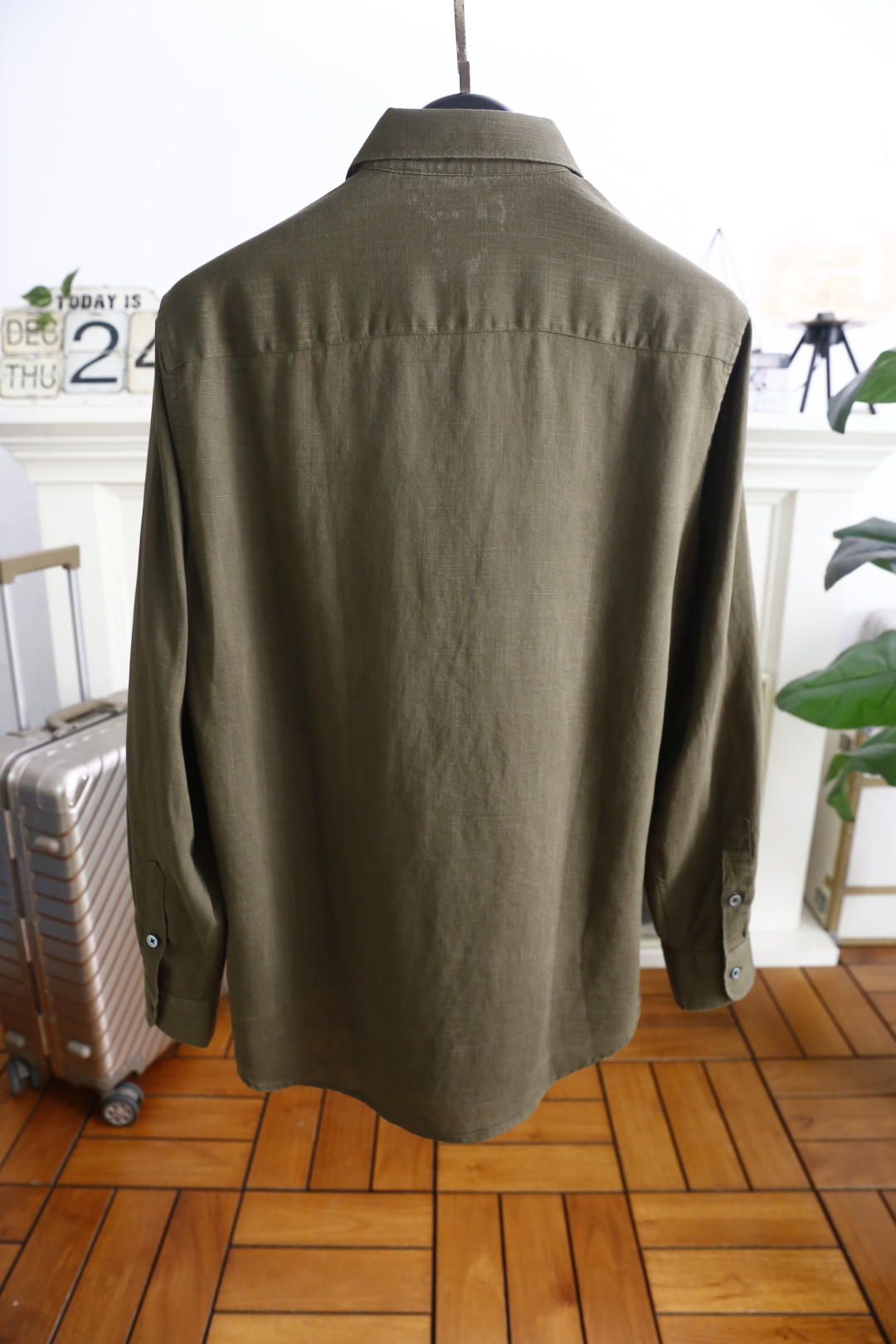 🔥杰尼亚/Ze*na.25秋冬新品！时尚男士百搭长袖衬衫👔为标准尖领设计，门襟采用单排纽扣开合方式，纽扣