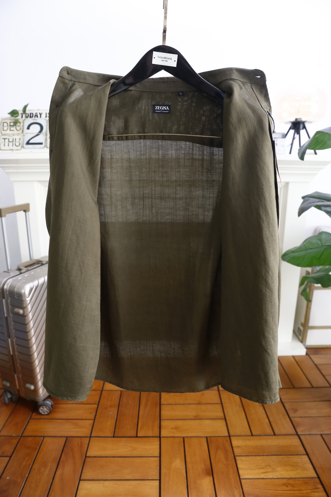 🔥杰尼亚/Ze*na.25秋冬新品！时尚男士百搭长袖衬衫👔为标准尖领设计，门襟采用单排纽扣开合方式，纽扣