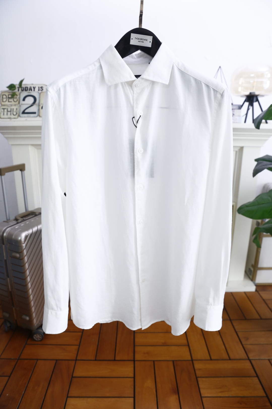 🔥杰尼亚/Ze*na.25秋冬新品！时尚男士百搭长袖衬衫👔为标准尖领设计，门襟采用单排纽扣开合方式，纽扣