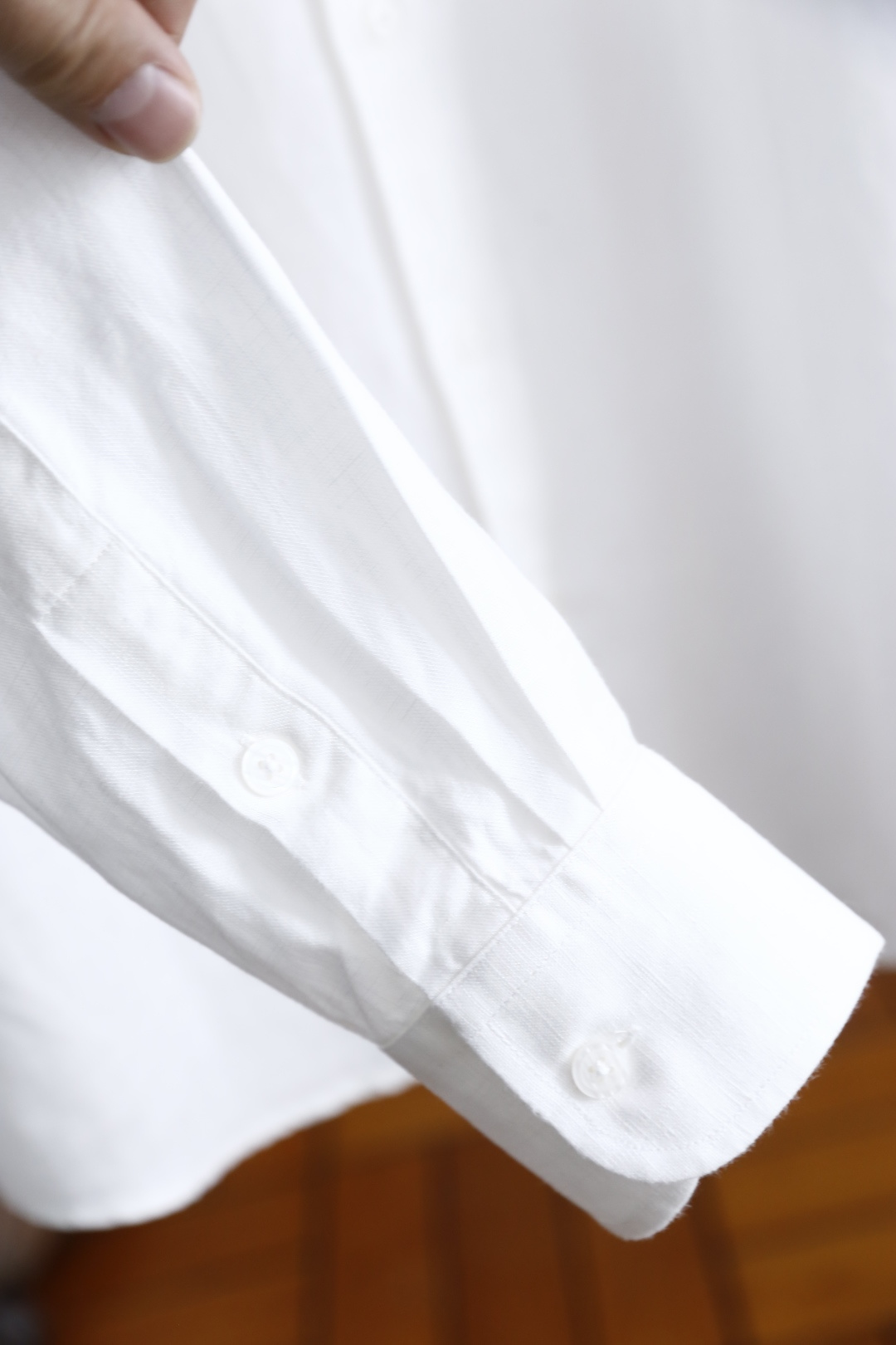 🔥杰尼亚/Ze*na.25秋冬新品！时尚男士百搭长袖衬衫👔为标准尖领设计，门襟采用单排纽扣开合方式，纽扣