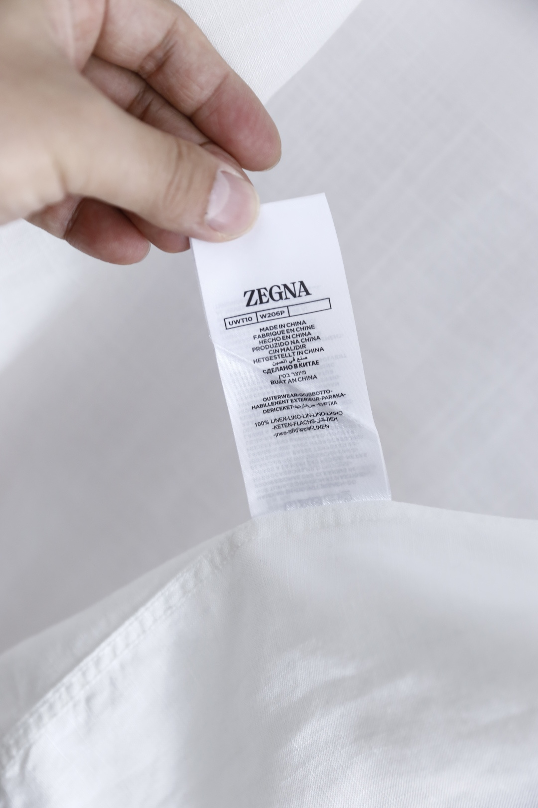 🔥杰尼亚/Ze*na.25秋冬新品！时尚男士百搭长袖衬衫👔为标准尖领设计，门襟采用单排纽扣开合方式，纽扣