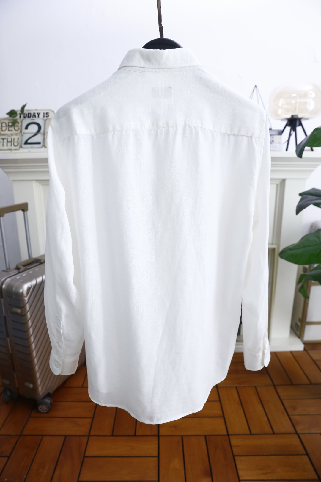 🔥杰尼亚/Ze*na.25秋冬新品！时尚男士百搭长袖衬衫👔为标准尖领设计，门襟采用单排纽扣开合方式，纽扣