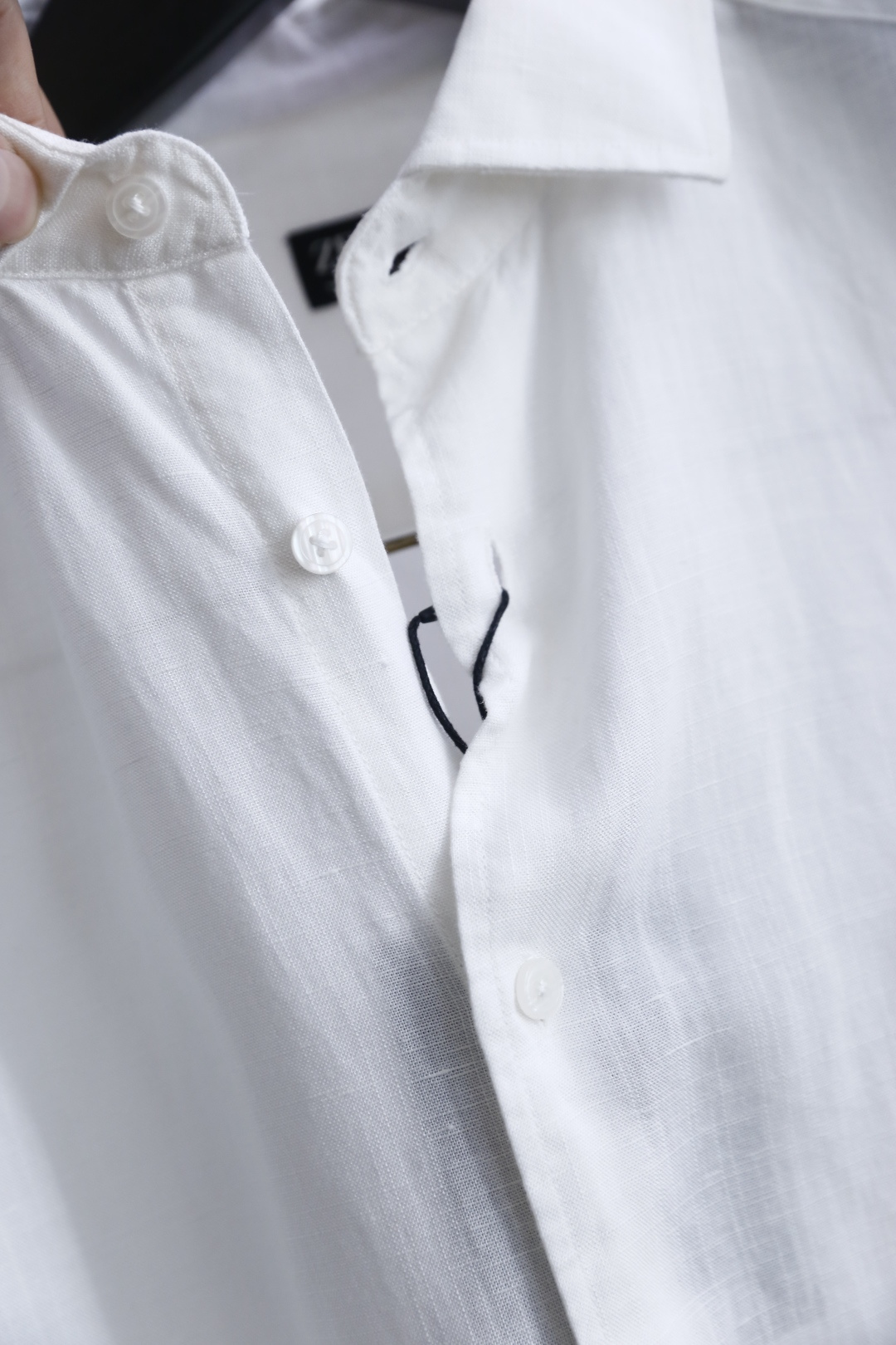 🔥杰尼亚/Ze*na.25秋冬新品！时尚男士百搭长袖衬衫👔为标准尖领设计，门襟采用单排纽扣开合方式，纽扣