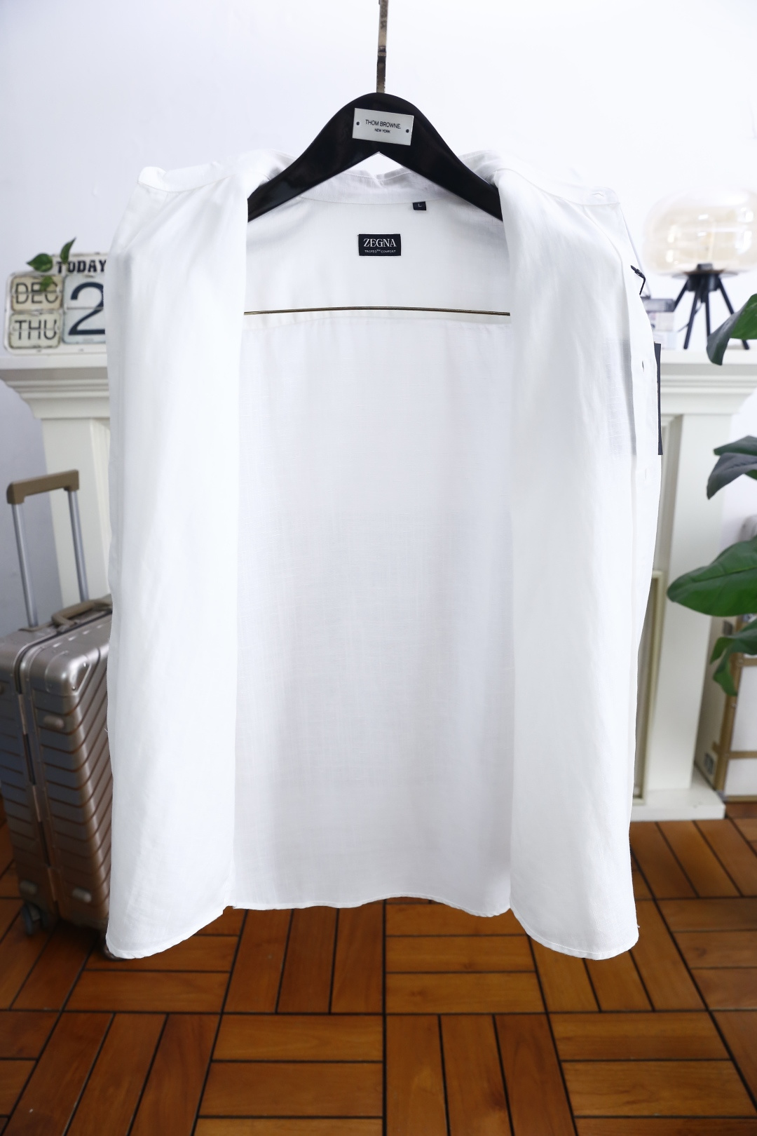 🔥杰尼亚/Ze*na.25秋冬新品！时尚男士百搭长袖衬衫👔为标准尖领设计，门襟采用单排纽扣开合方式，纽扣