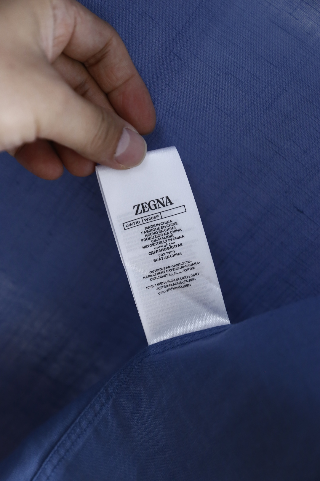 🔥杰尼亚/Ze*na.25秋冬新品！时尚男士百搭长袖衬衫👔为标准尖领设计，门襟采用单排纽扣开合方式，纽扣