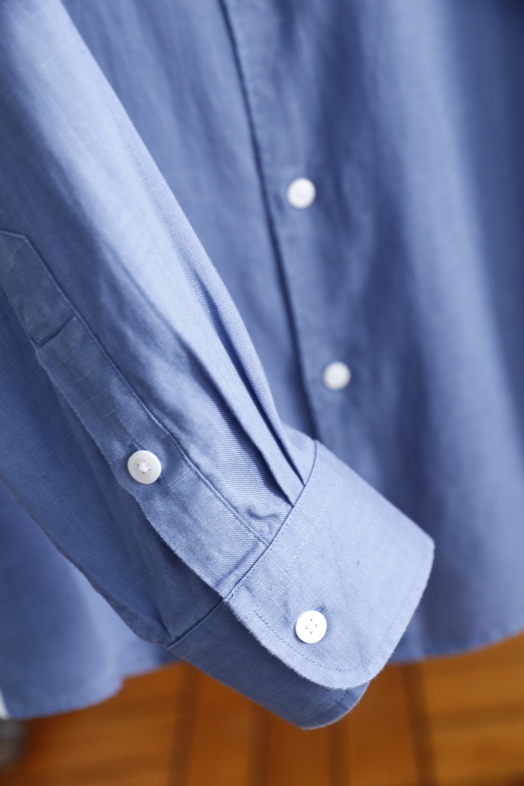 🔥杰尼亚/Ze*na.25秋冬新品！时尚男士百搭长袖衬衫👔为标准尖领设计，门襟采用单排纽扣开合方式，纽扣