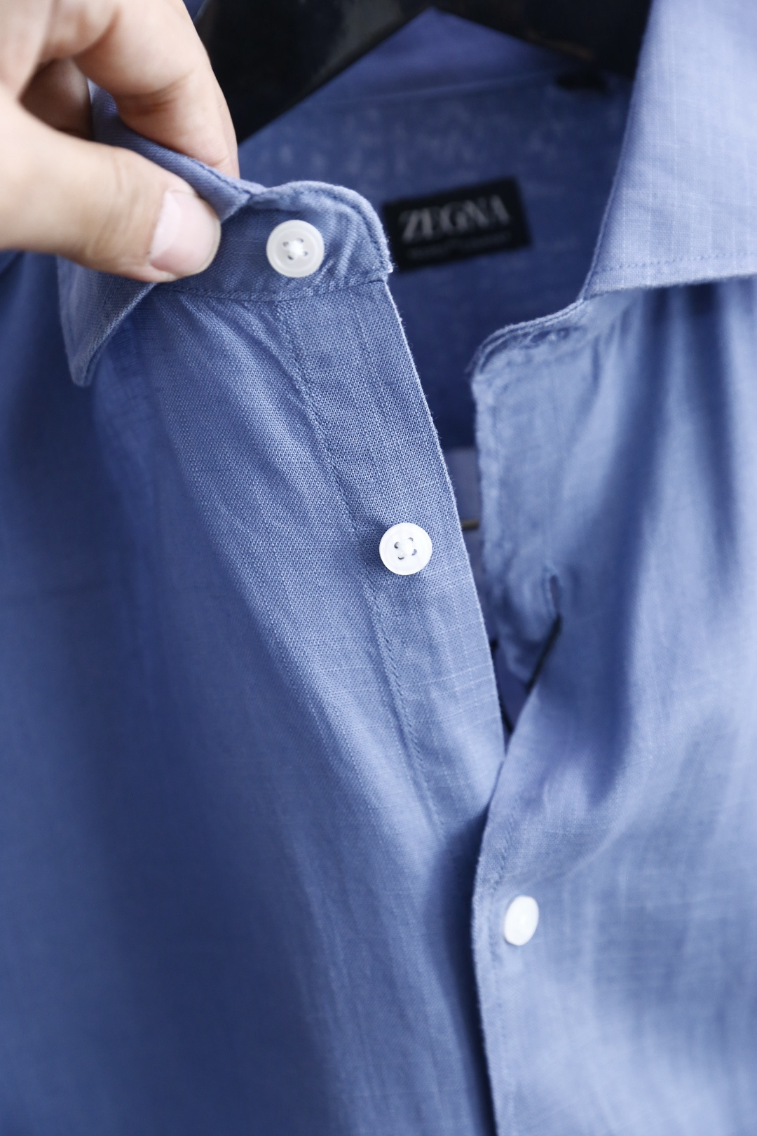 🔥杰尼亚/Ze*na.25秋冬新品！时尚男士百搭长袖衬衫👔为标准尖领设计，门襟采用单排纽扣开合方式，纽扣