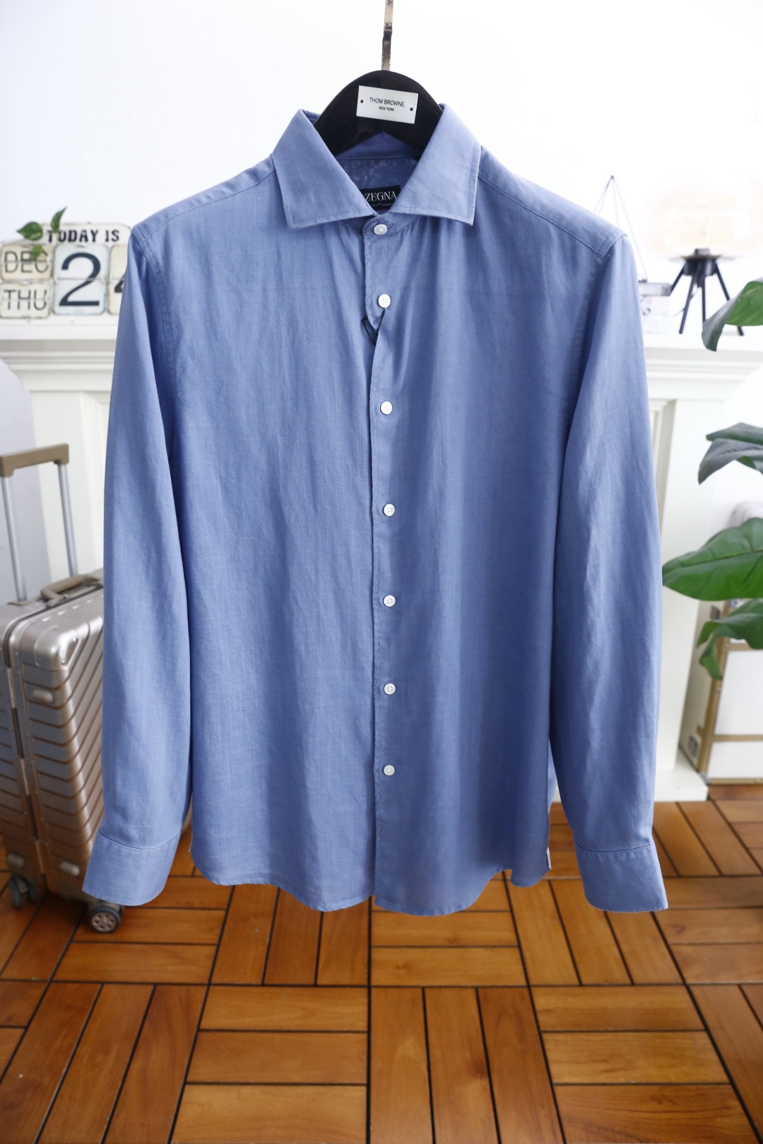 🔥杰尼亚/Ze*na.25秋冬新品！时尚男士百搭长袖衬衫👔为标准尖领设计，门襟采用单排纽扣开合方式，纽扣