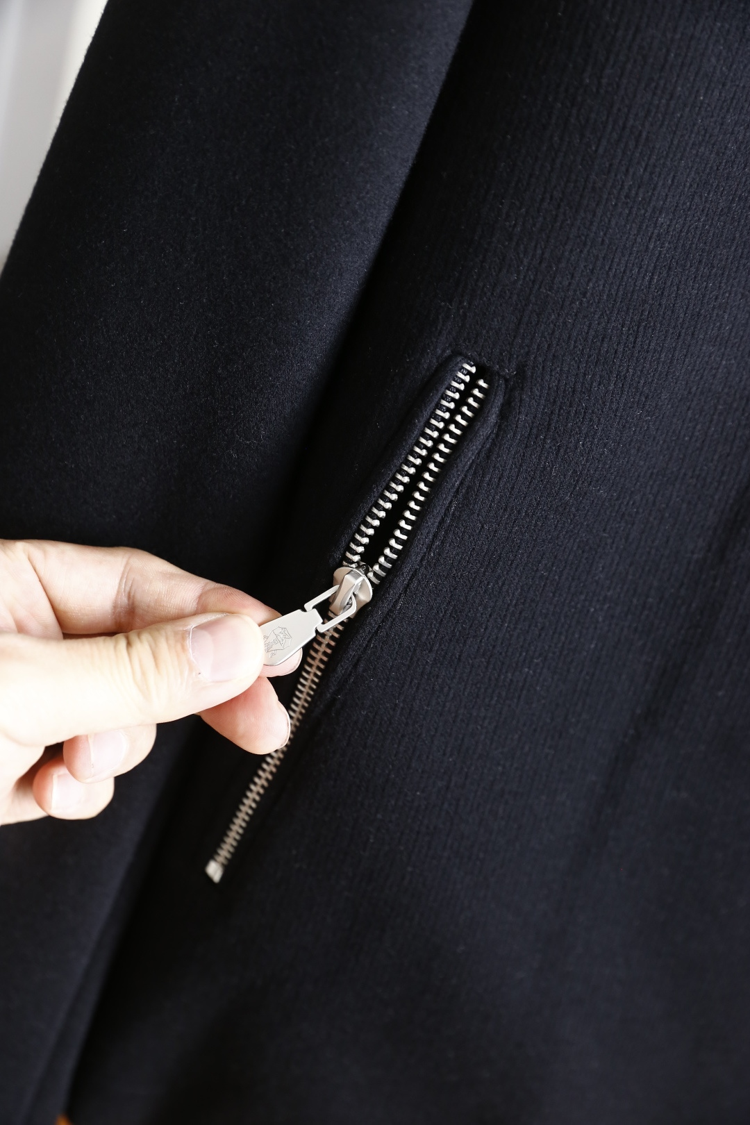 🔥Bc.25秋冬新款！时尚男士连帽拉链外套，整体为宽松合身版型，采用舒适保暖面料结合工艺打造，连帽设计搭