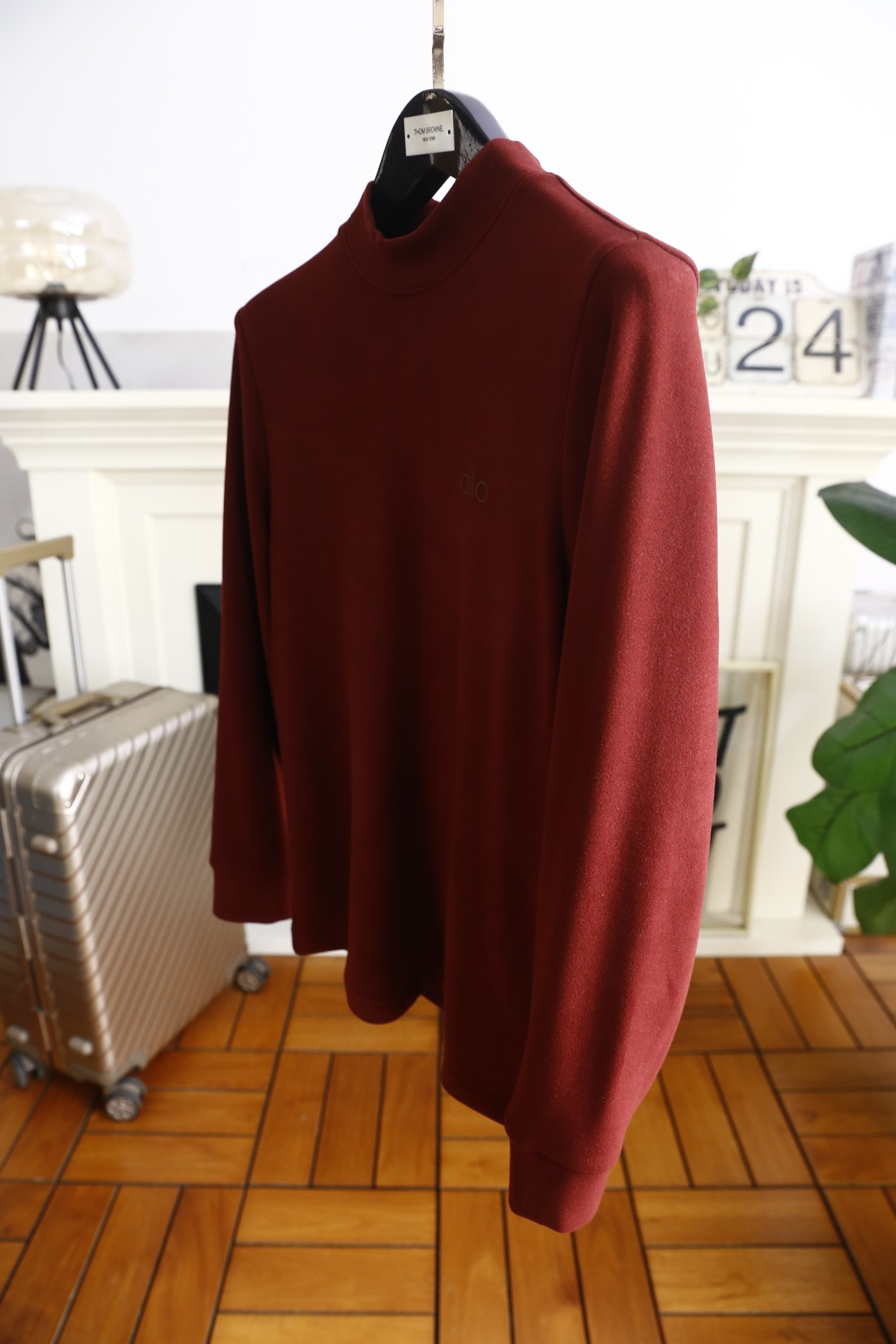 🔥alo.25秋冬新款！男士百搭半高领长袖上衣，面料为腈纶天丝与暖姜纤维混纺材质，左胸处有简约品牌字母刺