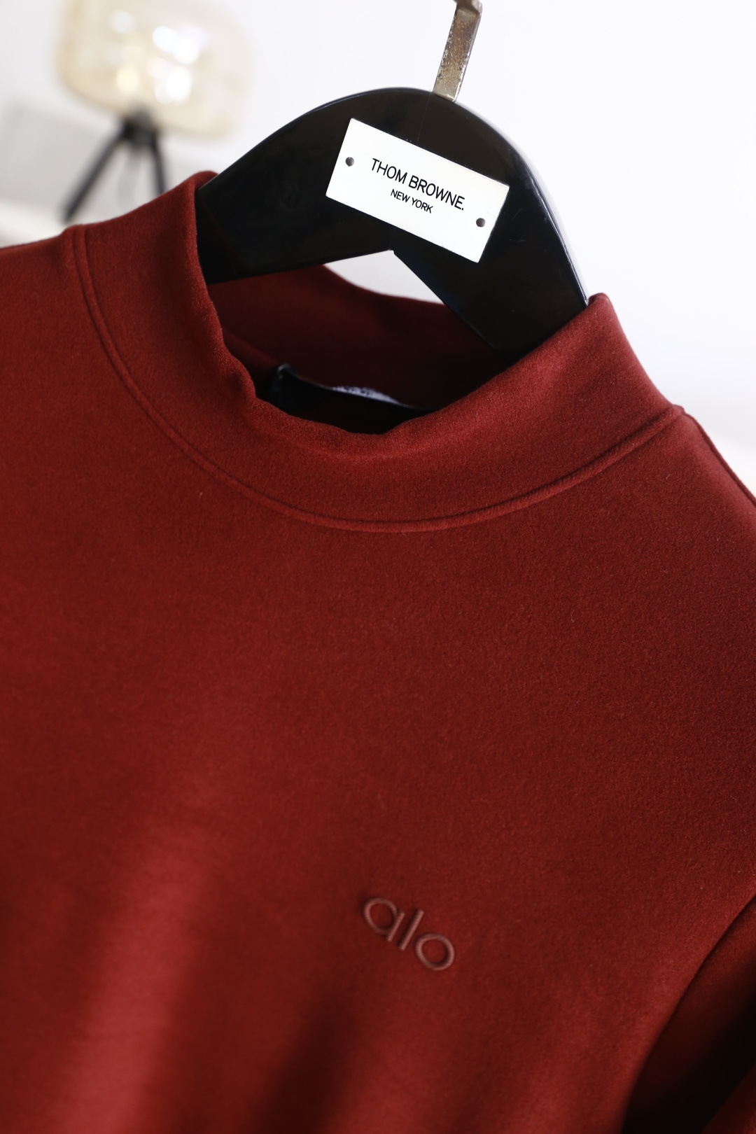 🔥alo.25秋冬新款！男士百搭半高领长袖上衣，面料为腈纶天丝与暖姜纤维混纺材质，左胸处有简约品牌字母刺