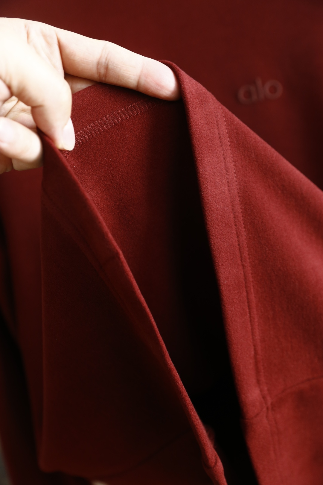 🔥alo.25秋冬新款！男士百搭半高领长袖上衣，面料为腈纶天丝与暖姜纤维混纺材质，左胸处有简约品牌字母刺
