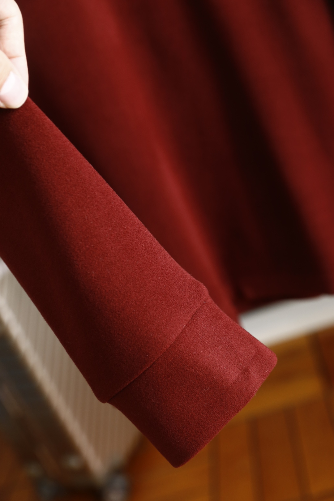 🔥alo.25秋冬新款！男士百搭半高领长袖上衣，面料为腈纶天丝与暖姜纤维混纺材质，左胸处有简约品牌字母刺