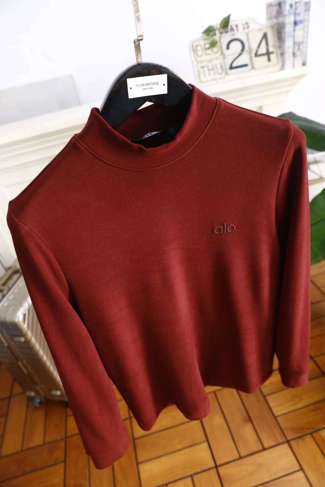 🔥alo.25秋冬新款！男士百搭半高领长袖上衣，面料为腈纶天丝与暖姜纤维混纺材质，左胸处有简约品牌字母刺