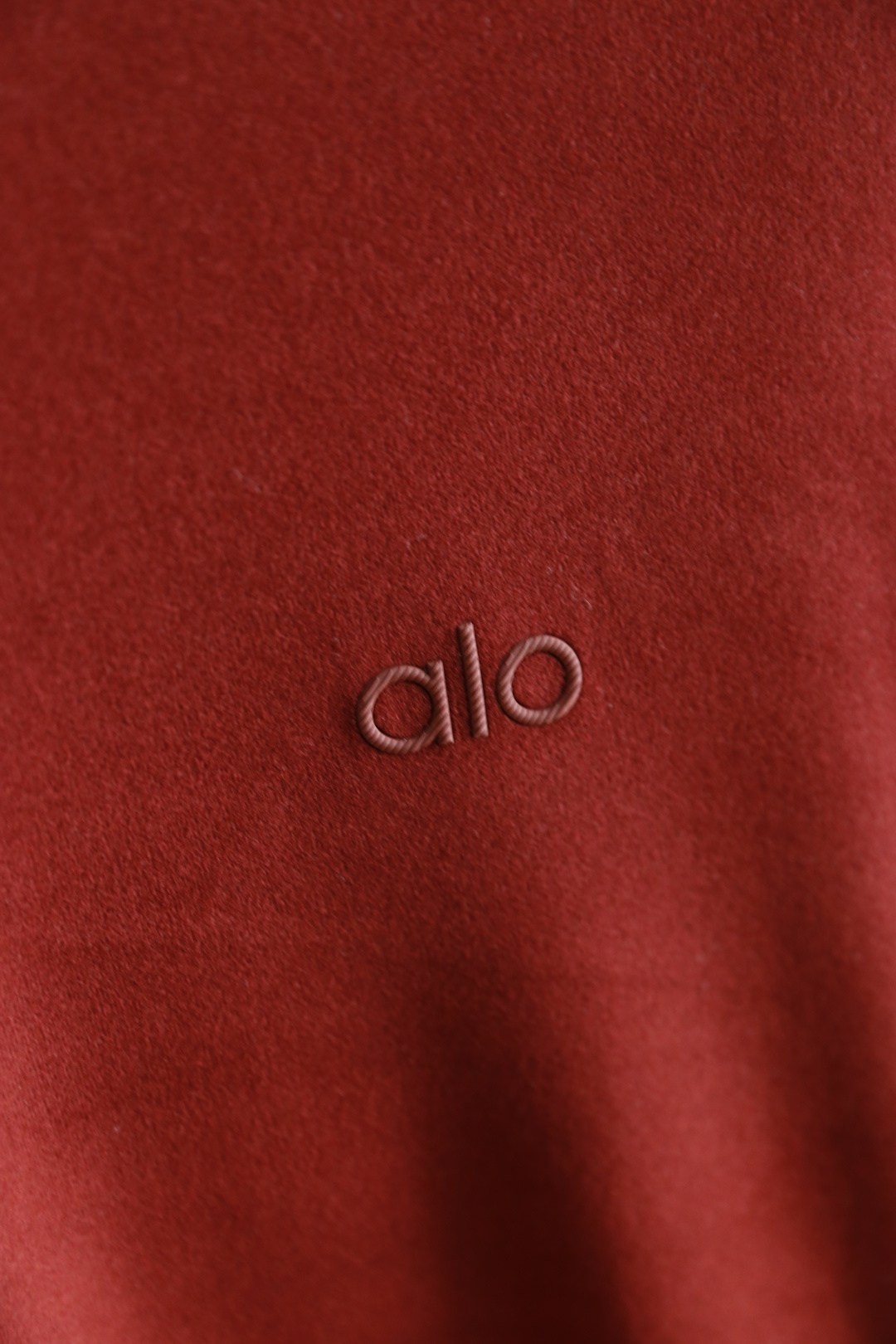 🔥alo.25秋冬新款！男士百搭半高领长袖上衣，面料为腈纶天丝与暖姜纤维混纺材质，左胸处有简约品牌字母刺