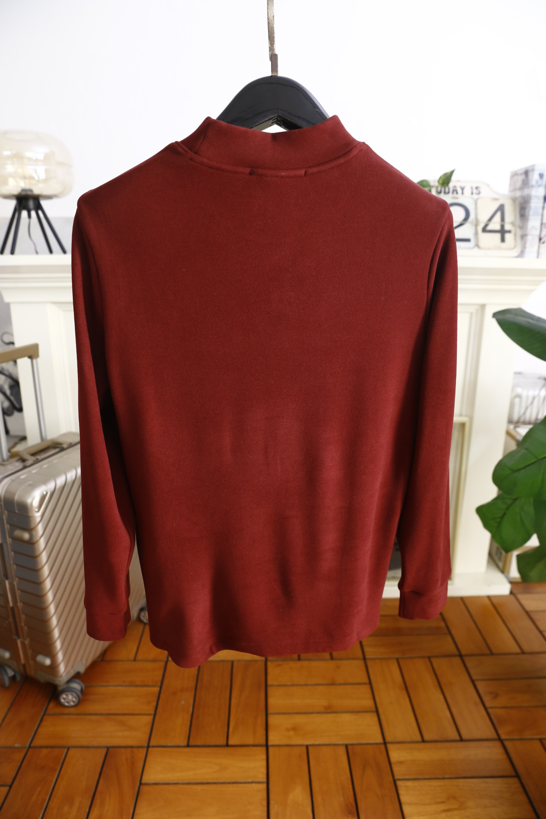 🔥alo.25秋冬新款！男士百搭半高领长袖上衣，面料为腈纶天丝与暖姜纤维混纺材质，左胸处有简约品牌字母刺