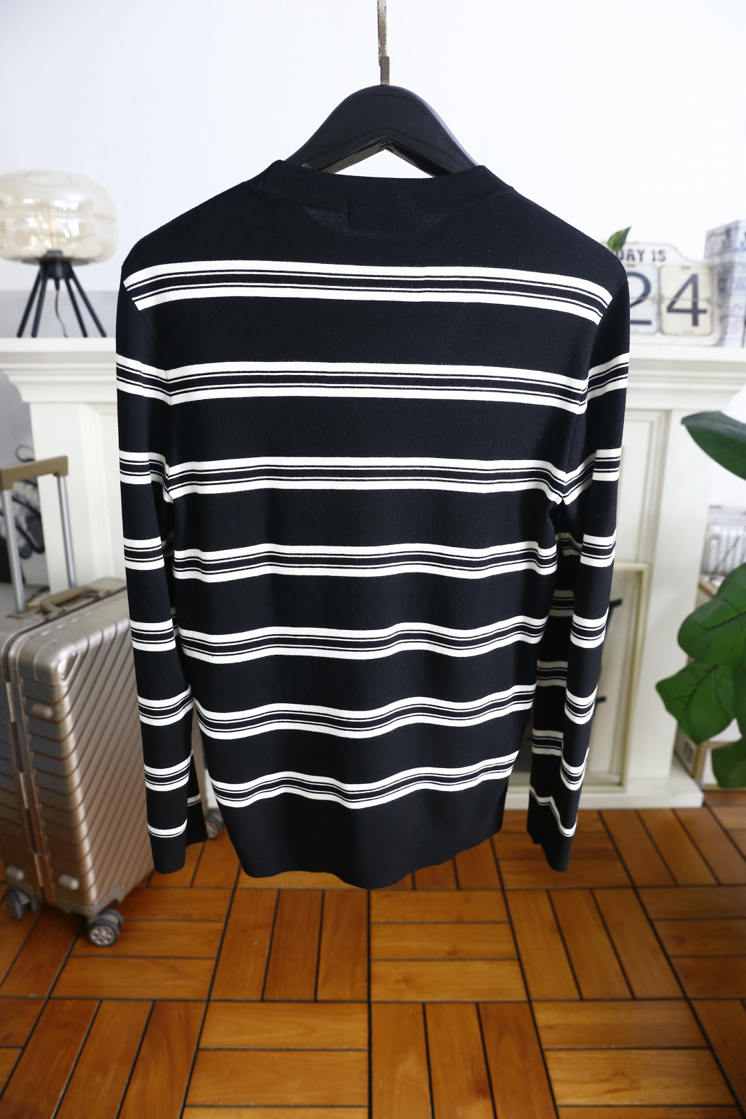 🔥巴宝丽/Burbe*ry.25秋冬新款！时尚男士圆领长袖针织衫，面料成分为桑蚕丝与氨纶混纺👍采用横向条