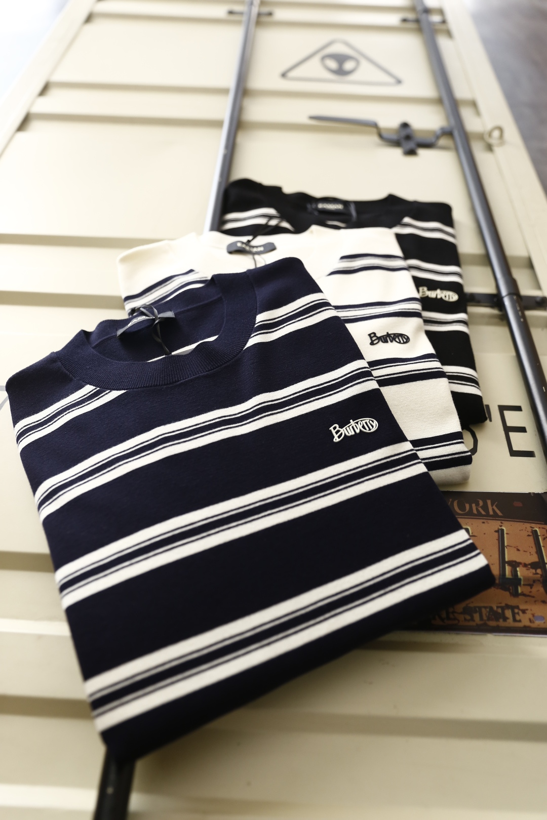 🔥巴宝丽/Burbe*ry.25秋冬新款！时尚男士圆领长袖针织衫，面料成分为桑蚕丝与氨纶混纺👍采用横向条