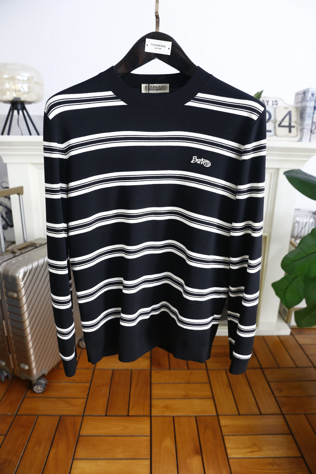 🔥巴宝丽/Burbe*ry.25秋冬新款！时尚男士圆领长袖针织衫，面料成分为桑蚕丝与氨纶混纺👍采用横向条