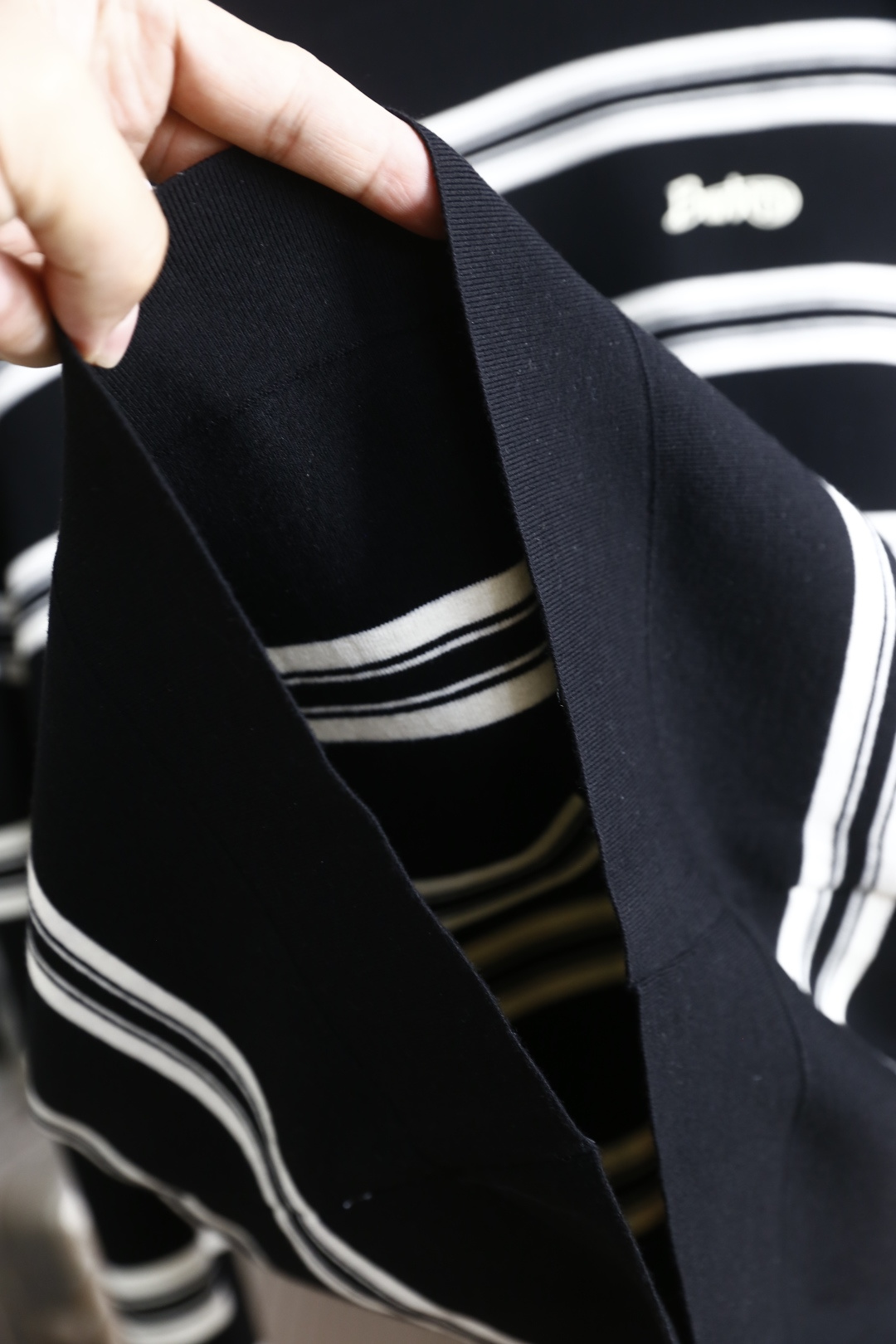 🔥巴宝丽/Burbe*ry.25秋冬新款！时尚男士圆领长袖针织衫，面料成分为桑蚕丝与氨纶混纺👍采用横向条