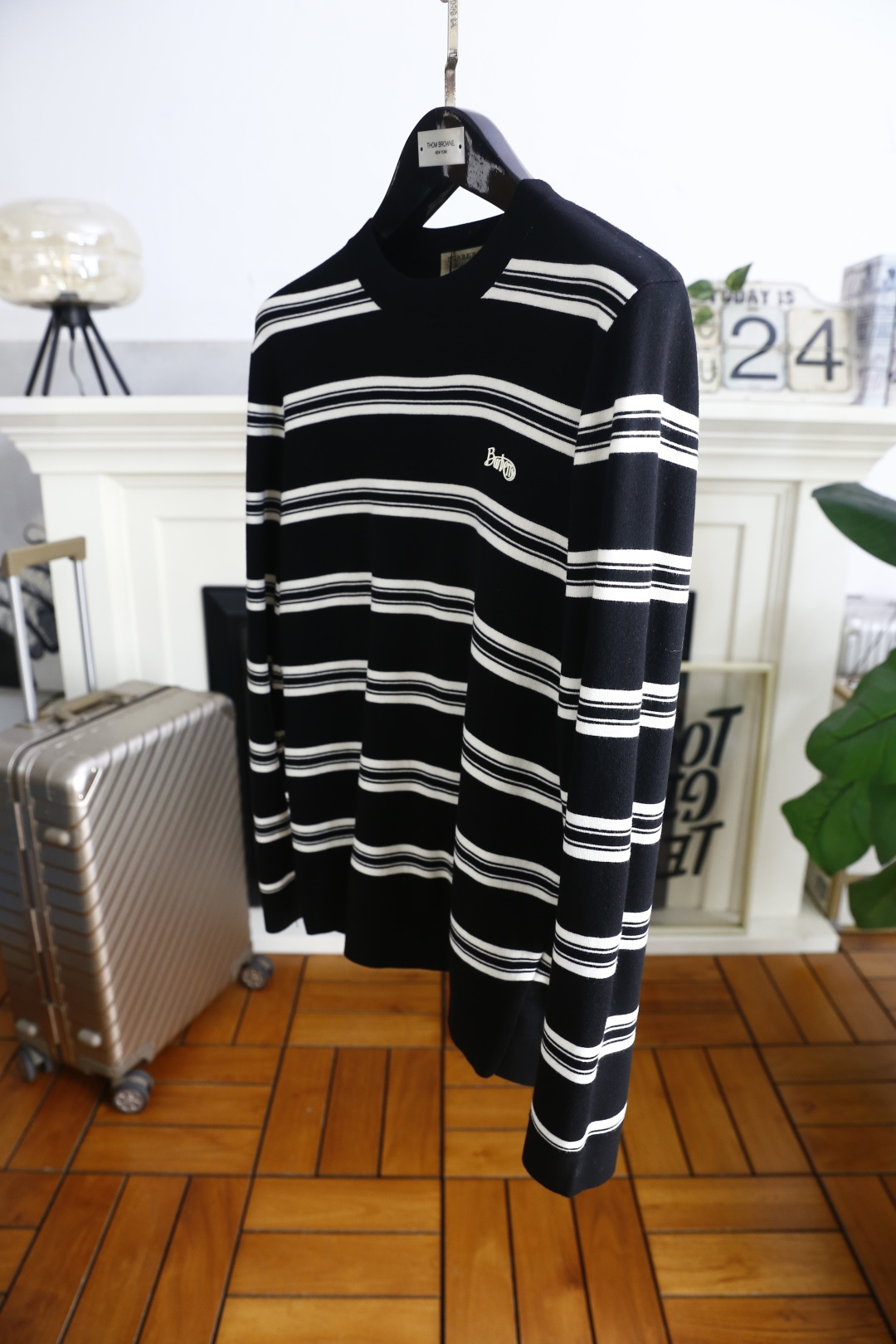 🔥巴宝丽/Burbe*ry.25秋冬新款！时尚男士圆领长袖针织衫，面料成分为桑蚕丝与氨纶混纺👍采用横向条