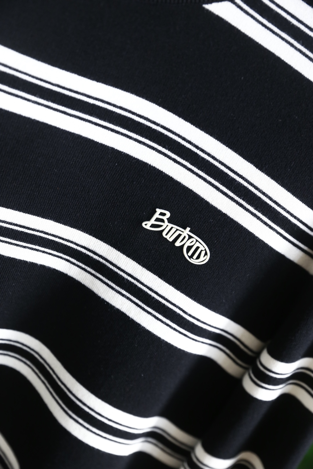 🔥巴宝丽/Burbe*ry.25秋冬新款！时尚男士圆领长袖针织衫，面料成分为桑蚕丝与氨纶混纺👍采用横向条