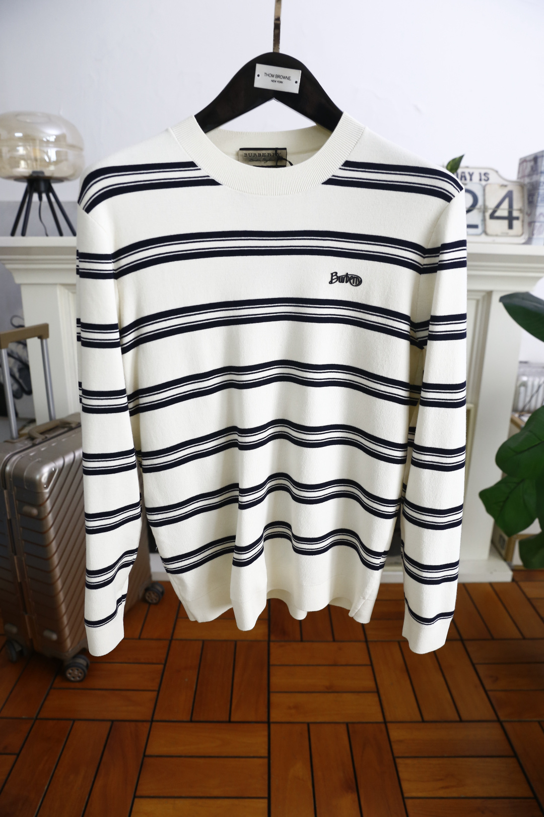🔥巴宝丽/Burbe*ry.25秋冬新款！时尚男士圆领长袖针织衫，面料成分为桑蚕丝与氨纶混纺👍采用横向条