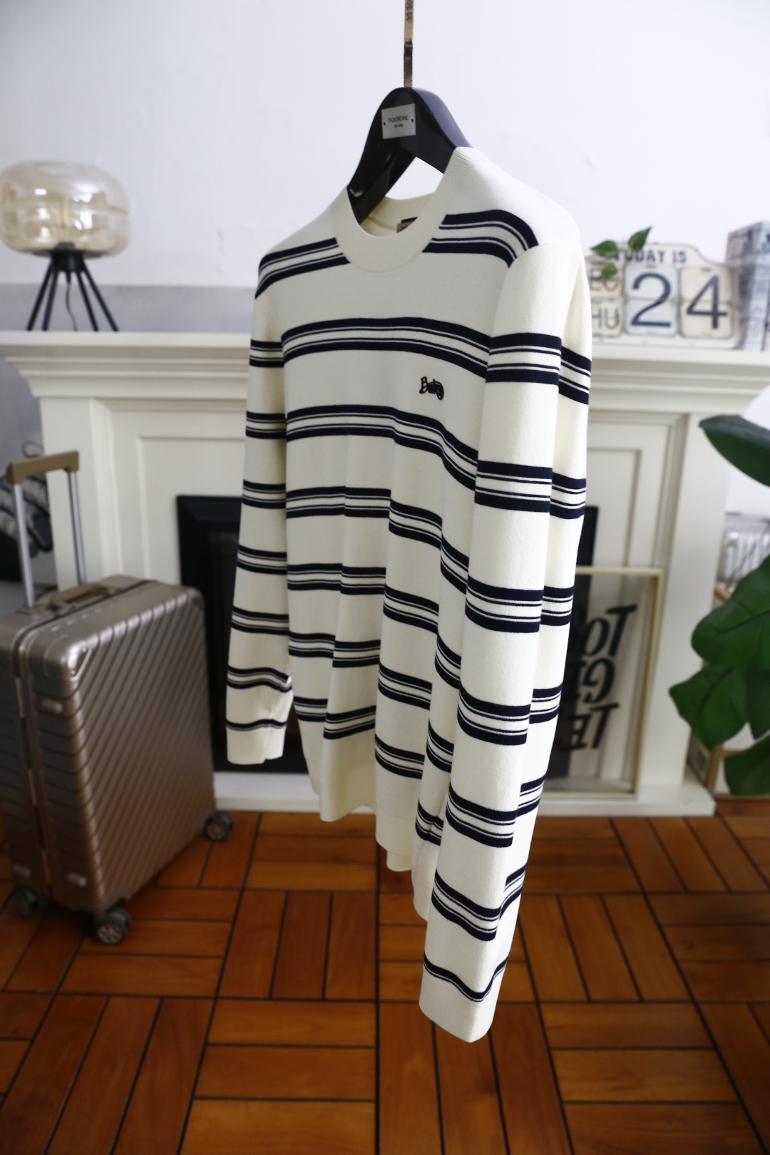 🔥巴宝丽/Burbe*ry.25秋冬新款！时尚男士圆领长袖针织衫，面料成分为桑蚕丝与氨纶混纺👍采用横向条