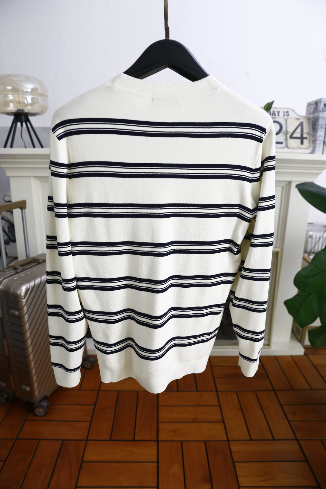 🔥巴宝丽/Burbe*ry.25秋冬新款！时尚男士圆领长袖针织衫，面料成分为桑蚕丝与氨纶混纺👍采用横向条