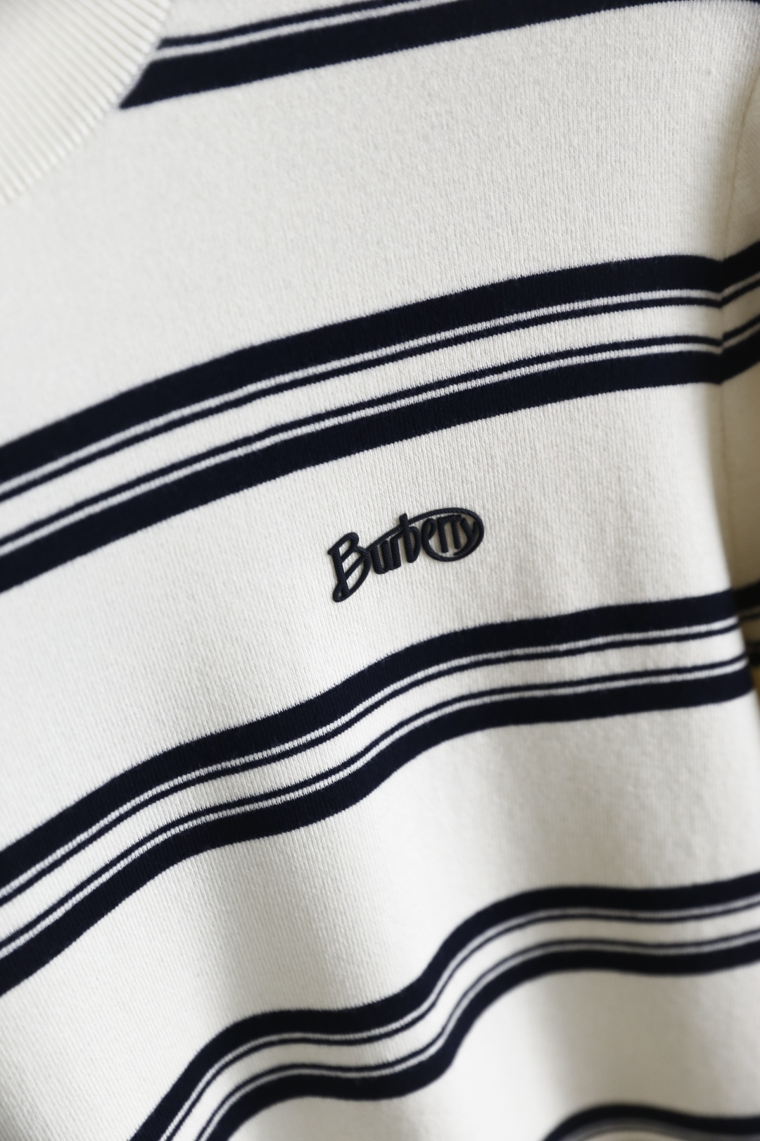 🔥巴宝丽/Burbe*ry.25秋冬新款！时尚男士圆领长袖针织衫，面料成分为桑蚕丝与氨纶混纺👍采用横向条