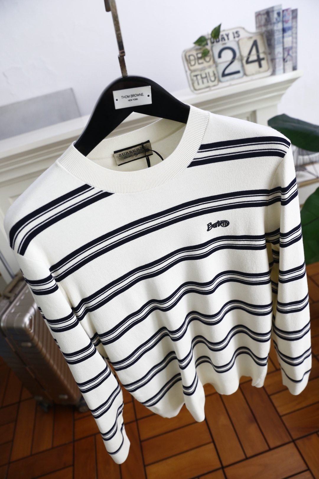 🔥巴宝丽/Burbe*ry.25秋冬新款！时尚男士圆领长袖针织衫，面料成分为桑蚕丝与氨纶混纺👍采用横向条