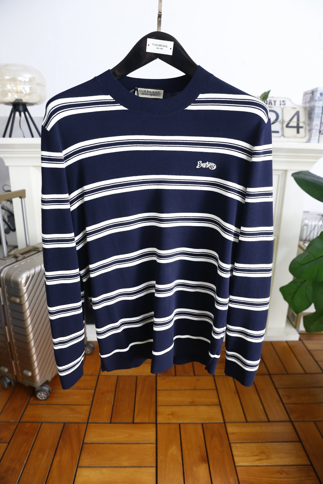 🔥巴宝丽/Burbe*ry.25秋冬新款！时尚男士圆领长袖针织衫，面料成分为桑蚕丝与氨纶混纺👍采用横向条