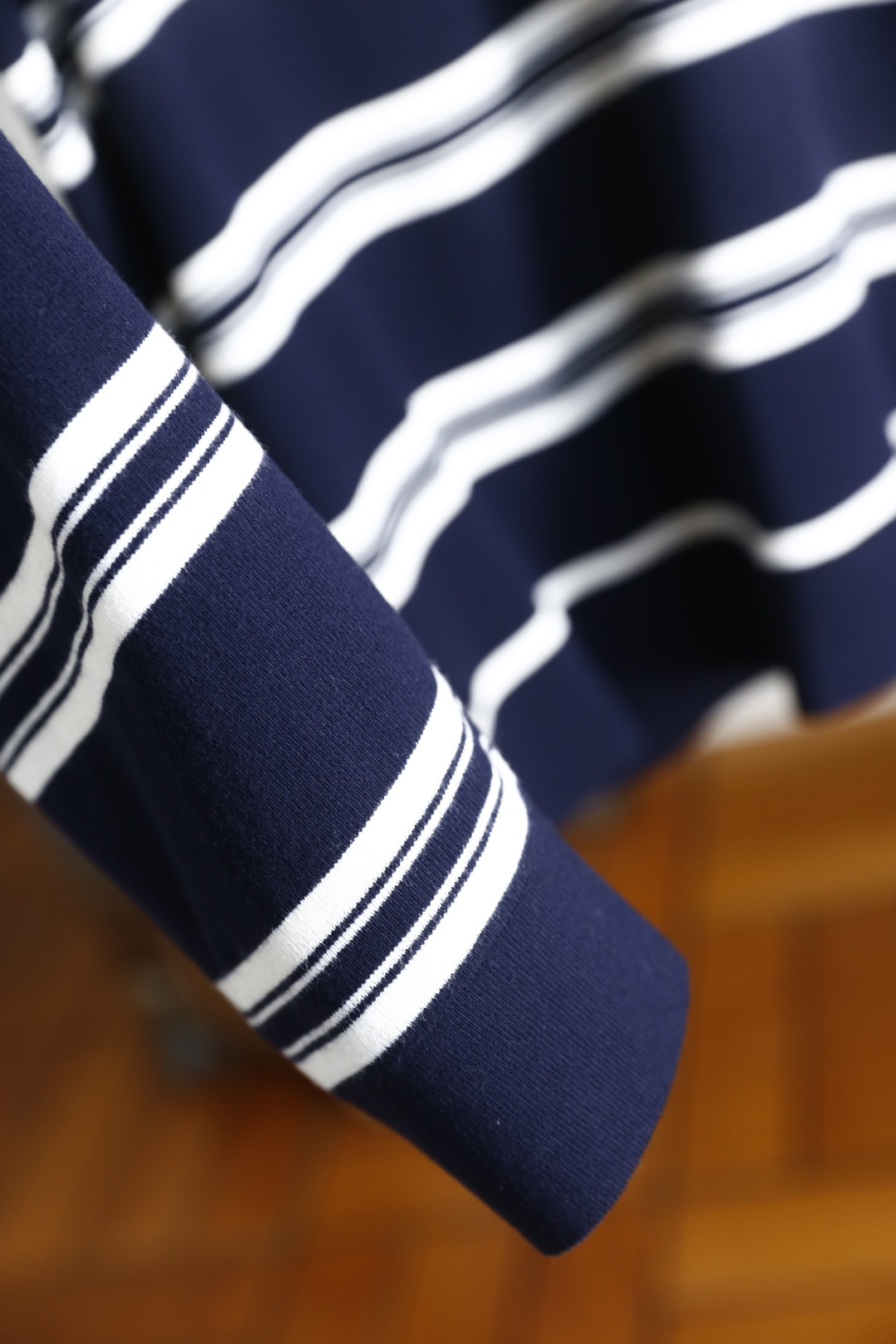 🔥巴宝丽/Burbe*ry.25秋冬新款！时尚男士圆领长袖针织衫，面料成分为桑蚕丝与氨纶混纺👍采用横向条