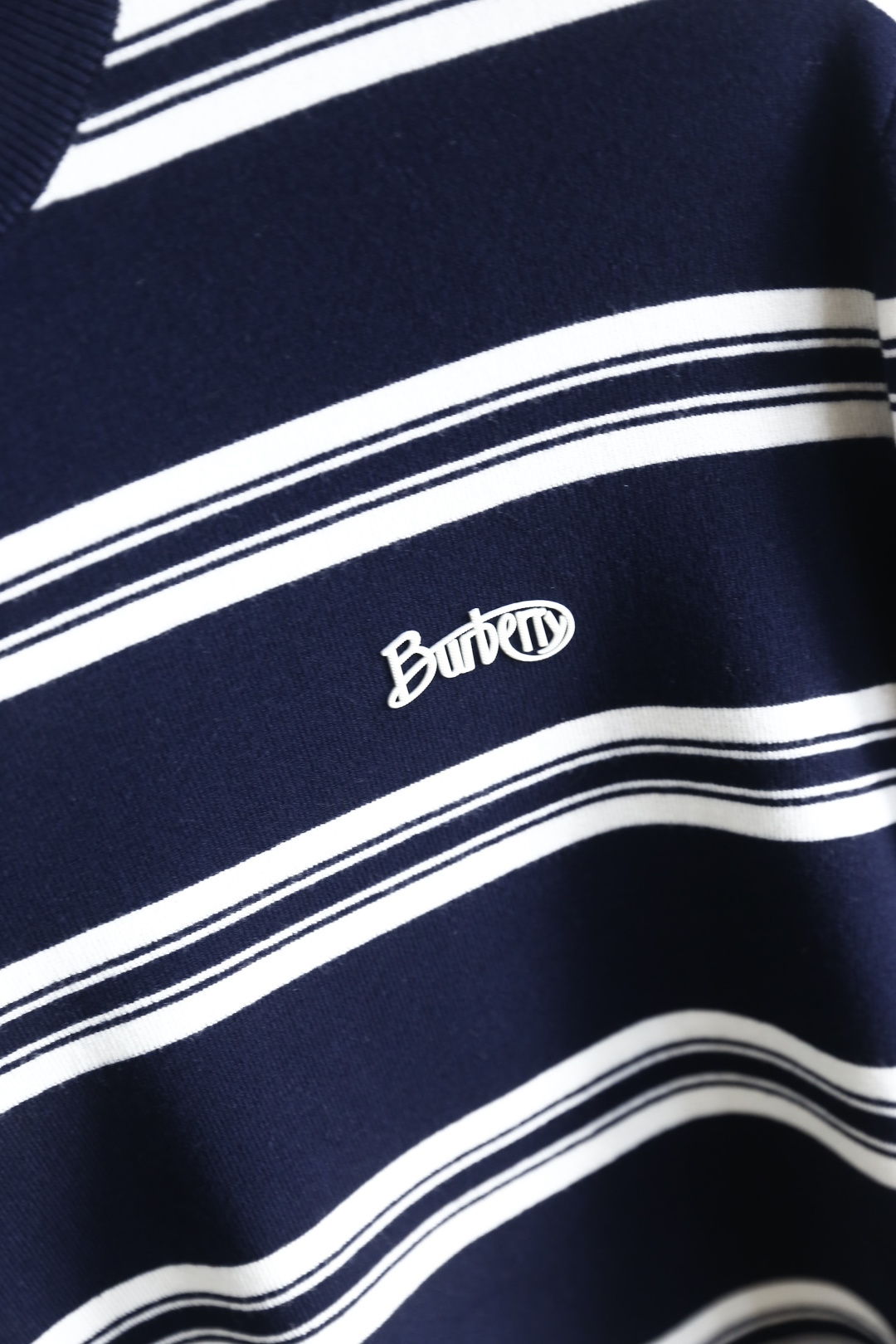 🔥巴宝丽/Burbe*ry.25秋冬新款！时尚男士圆领长袖针织衫，面料成分为桑蚕丝与氨纶混纺👍采用横向条