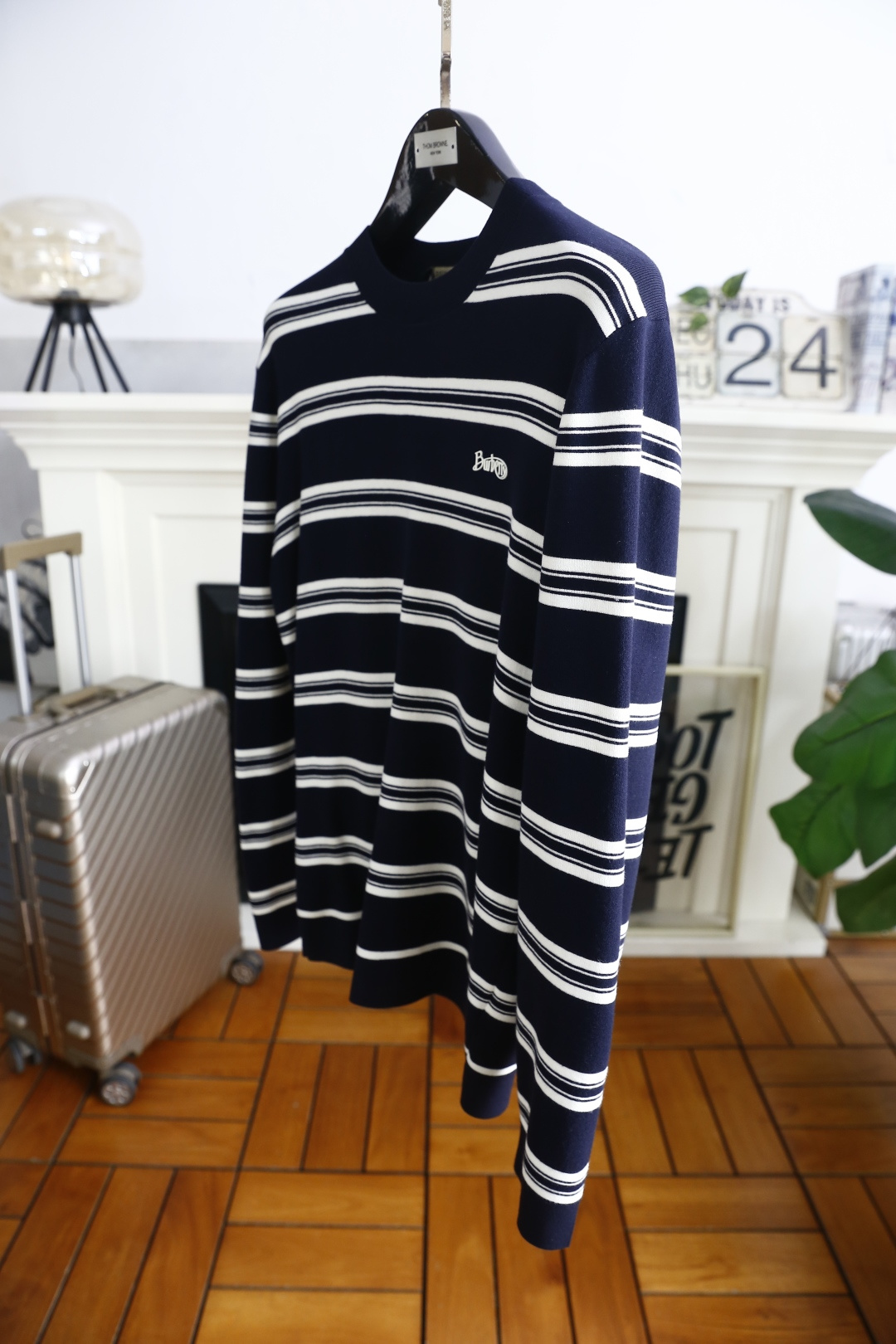 🔥巴宝丽/Burbe*ry.25秋冬新款！时尚男士圆领长袖针织衫，面料成分为桑蚕丝与氨纶混纺👍采用横向条