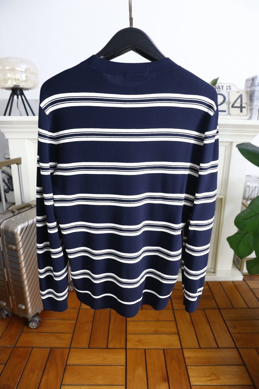 🔥巴宝丽/Burbe*ry.25秋冬新款！时尚男士圆领长袖针织衫，面料成分为桑蚕丝与氨纶混纺👍采用横向条