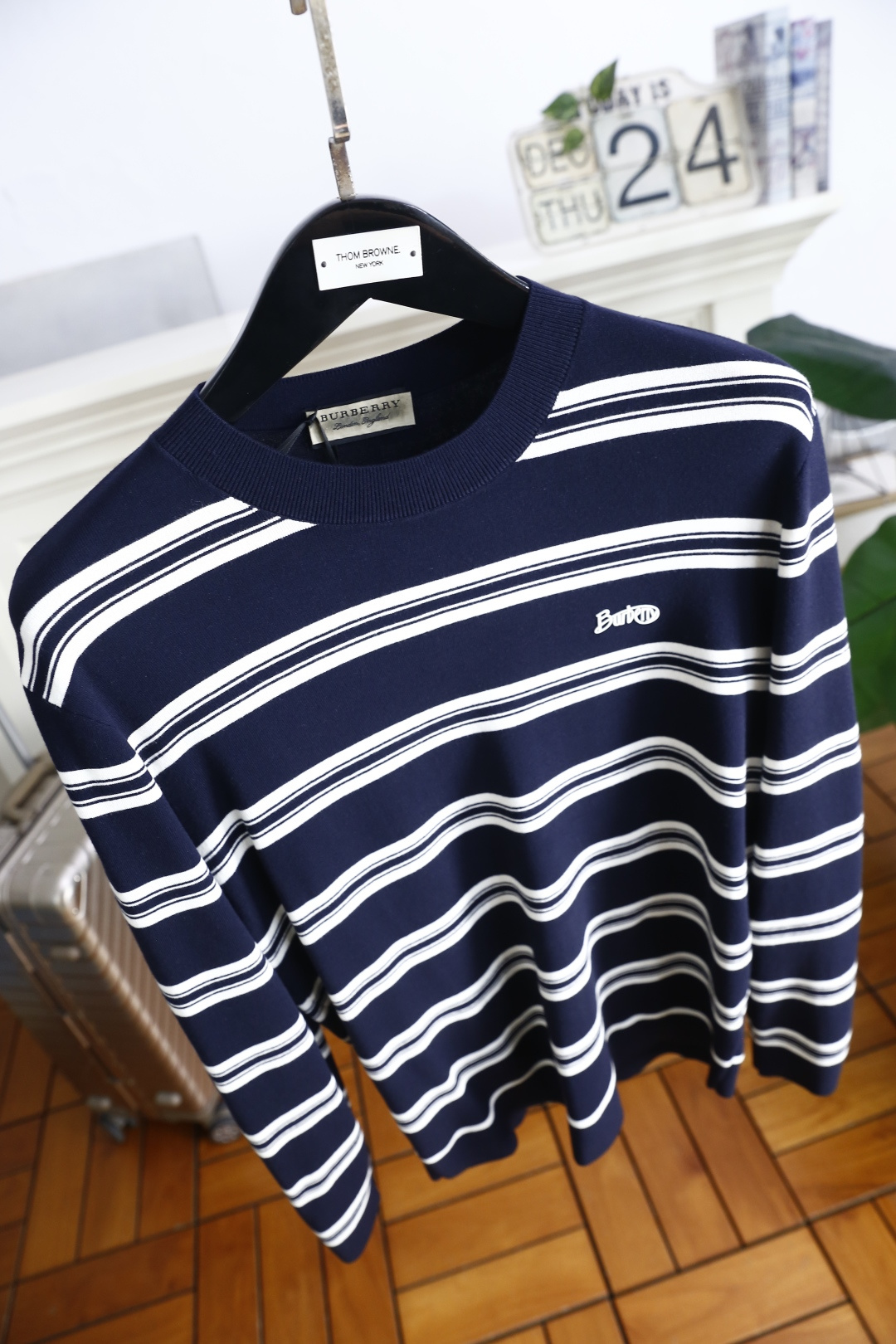 🔥巴宝丽/Burbe*ry.25秋冬新款！时尚男士圆领长袖针织衫，面料成分为桑蚕丝与氨纶混纺👍采用横向条
