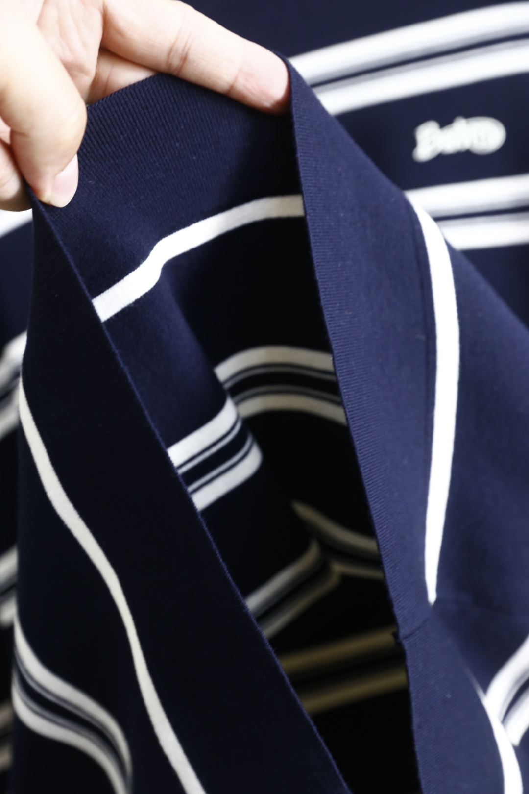 🔥巴宝丽/Burbe*ry.25秋冬新款！时尚男士圆领长袖针织衫，面料成分为桑蚕丝与氨纶混纺👍采用横向条