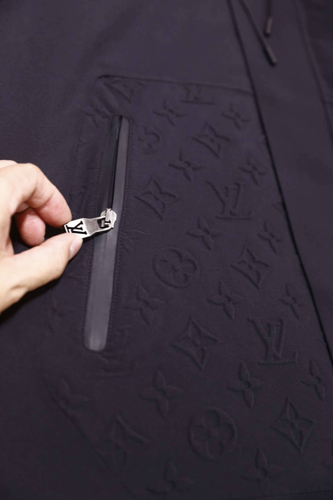 🔥路易威*/LV.2025秋冬新品！时尚男士羽绒服外套！超级无敌保暖领口细节🔝时尚连帽设计👍🏻不会显得整