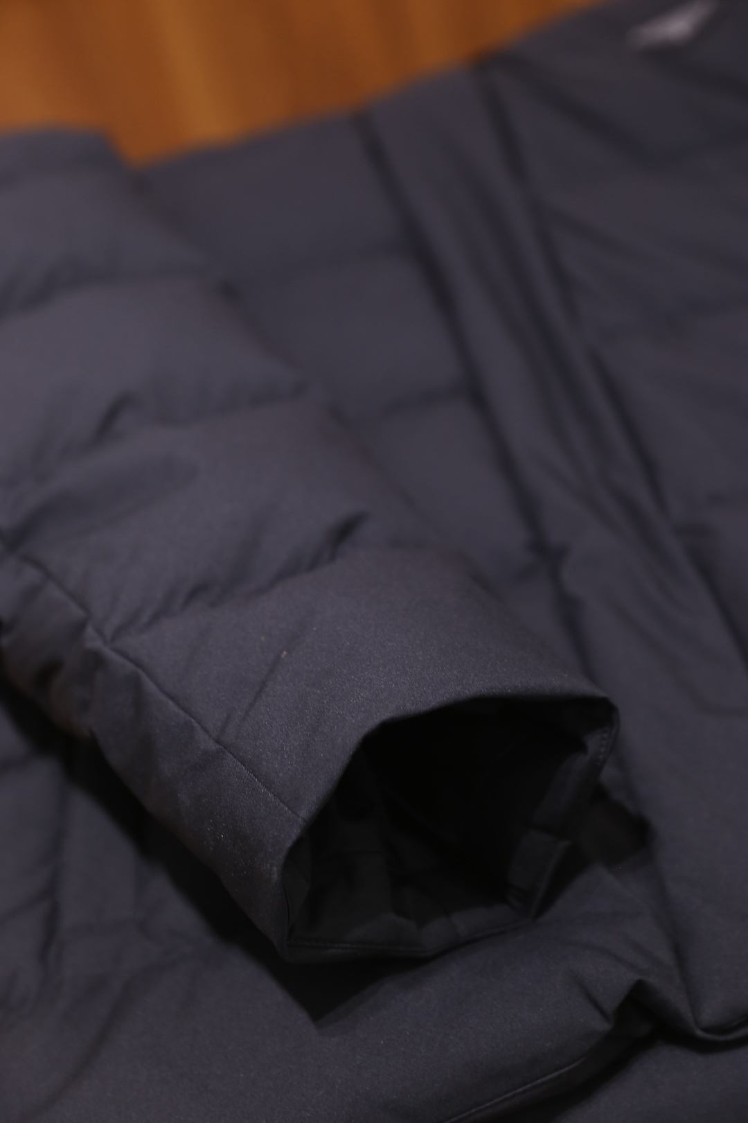 🔥普拉达/Pr*da.2025秋冬系列！经典连帽男士羽绒服👍采用再生尼龙连帽羽绒夹克采用Oversize