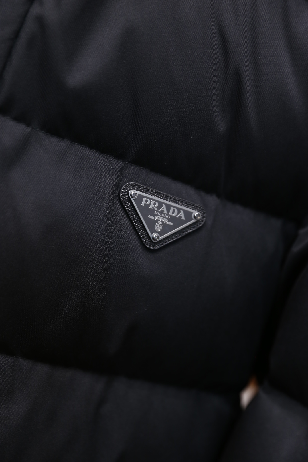 🔥普拉达/Pr*da.2025秋冬系列！经典连帽男士羽绒服👍采用再生尼龙连帽羽绒夹克采用Oversize