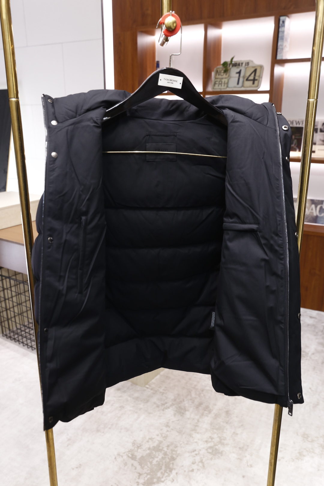 🔥普拉达/Pr*da.2025秋冬系列！经典连帽男士羽绒服👍采用再生尼龙连帽羽绒夹克采用Oversize