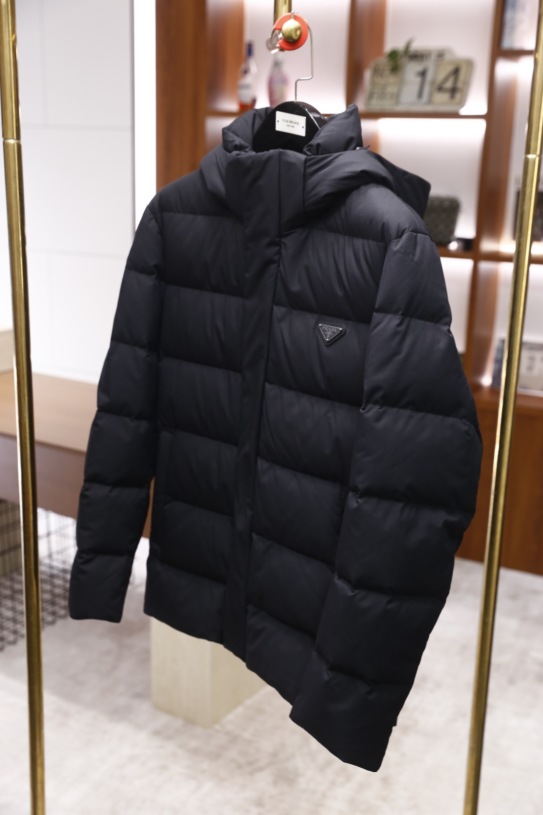 🔥普拉达/Pr*da.2025秋冬系列！经典连帽男士羽绒服👍采用再生尼龙连帽羽绒夹克采用Oversize